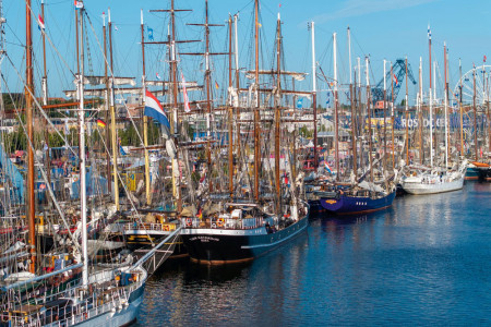 Ein vertrautes Hanse-Sail-Panorama: Entlang der Kaikante recken sich stolz die Masten der Traditionsschiffe gen Himmel – ein maritimes Postkartenmotiv, das Rostock mit viel Herzblut und Engagement lebendig hält.//Foto: TZRW/ Taslair