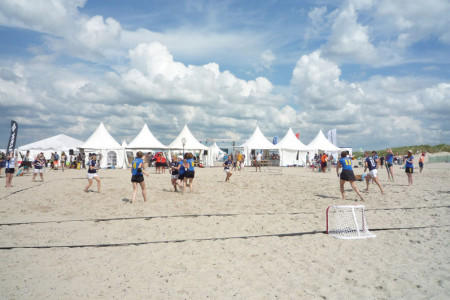Ist in diesem Jahr noch mehr Basis für diverse Strand- und Wassersportarten: die Sport & Beach Arena mit zwei Tribünen. Foto: Anne Lück