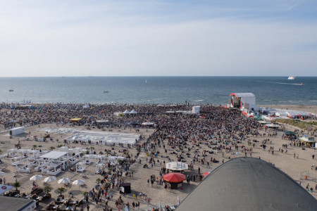 Tausende Musikfans feierten mit ihren Stars am Strand von Warnemünde.