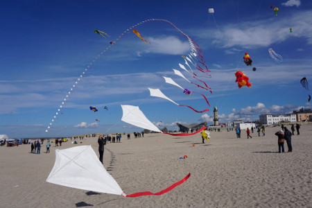 Einer der Höhepunkte des 24. Warnemünder Stromfestes ist das Drachenfest am Strand.
