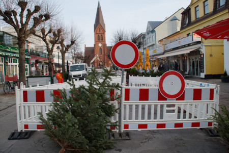 Die Warnemünder Mühlenstraße ist teilweise gesperrt. Die Warnemünder Mühlenstraße ist teilweise gesperrt.