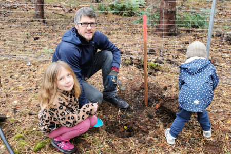 Naturverbundenheit: Philipp Bobsin und seine beiden Kinder nahmen heute zum wiederholten Mal an der Pflanzaktion „Bürger für Bäume“ teil.  Sie kamen mit dem Fahrrad in die Rostocker Heide.