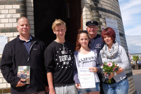 Thomas, Johannes, Laura und Ute Schulze aus Putzkau sind die 30.000. Besteiger des Warnemünder Leuchtturms in diesem Jahr.