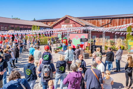 Robert Dahl er&ouml;ffnet im Karls Erlebnis-Dorf R&ouml;vershagen die 19 neuen Attraktionen und gibt damit den Startschuss f&uuml;r eine erweiterte Erlebniswelt voller neuer Abenteuer, Spielideen und Genussmomente.//Foto: Karls Erlebnis-Dorf 