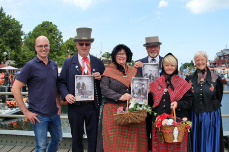 Alexander K&ouml;the, Marketingmitarbeiter bei der Hanseatischen Brauerei Rostock mit seinen Models von der Warnem&uuml;nder Trachtengruppe: Hartmut Vo&szlig;, Cornelia Linke, Peter Falkowski, Margit Kleinke und Karin Scarbarth (v.l.)
