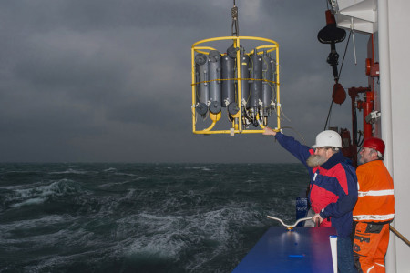 Hat in mehr als 30 Expeditionen die Weltmeere erforscht: IOW-Direktor Ulrich Bathmann (l.), hier beim Einsatz als Fahrtleiter einer Winterexpedition des Forschungsschiffes „Merian“. Hat in mehr als 30 Expeditionen die Weltmeere erforscht: IOW-Direktor Ulrich Bathmann (l.), hier beim Einsatz als Fahrtleiter einer Winterexpedition des Forschungsschiffes „Merian“.