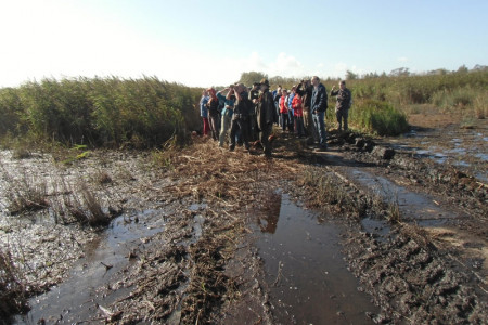 Etwa 50 Teilnehmer waren bei der Wanderung durch das Naturschutzgebiet Hütelmoor / Heiliger See dabei. Etwa 50 Teilnehmer waren bei der Wanderung durch das Naturschutzgebiet Hütelmoor / Heiliger See dabei.