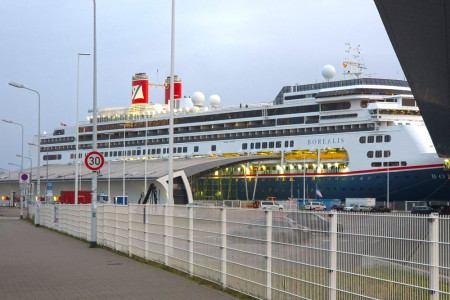 Die „Borealis“ begrüßt den Dezembermorgen in Warnemünde – ein sanfter Auftakt für das Saisonfinale im Kreuzfahrthafen. Die „Borealis“ begrüßt den Dezembermorgen in Warnemünde – ein sanfter Auftakt für das Saisonfinale im Kreuzfahrthafen.