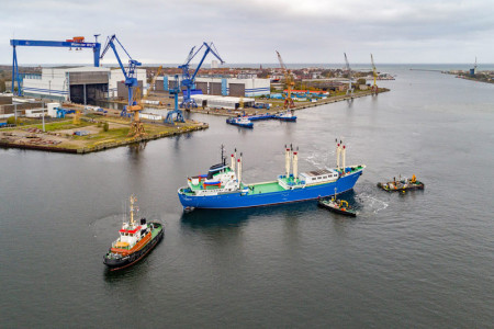 Die Generalreparatur der „Likedeeler“ bei MV Werften in Warnemünde wurde heute erfolgreich abgeschlossen: Am Morgen verließ der ehemalige Stückgutfrachter die Werft und verholt und wurde an seinen Liegeplatz auf der Warnow in Rostock-Schmarl geschleppt.