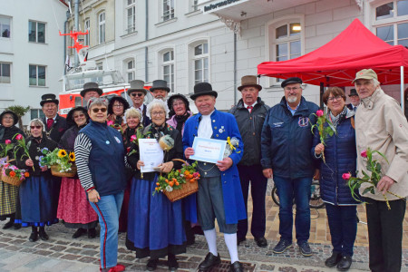 Die Warnemünder Trachtengruppe ist einer der beiden Knurrhahnpreisträger des Jahres 2019. Die Laudatio hielt Leuchtturmchef Klaus Möller (3.v.r.). 