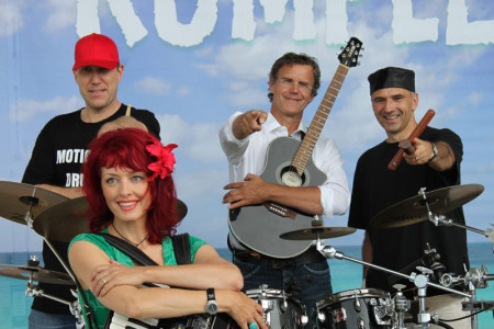 Das Berliner Musiktheater Rumpelstil beim Taschenlampenkonzert im Kurhausgarten Warnem&uuml;nde.