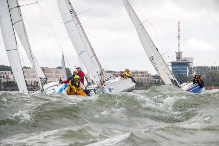 Am Start der Mecklenburgischen Bäderregatta waren 18 Yachten. Am Start der Mecklenburgischen Bäderregatta waren 18 Yachten.