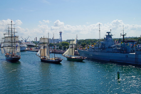 Das Marine-Flaggschiff bei der 29. Hanse Sail ist die Fregatte Mecklenburg-Vorpommern. Sie liegt am Passagierkai in Warnem&uuml;nde.