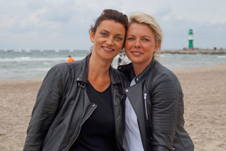 Veranstalterin Ulrike Klein (l.) und Jana Ernst vom Warnemünder Brillenkontor Janmare freuen sich über das geglückte Konzept: Fashionweek.connected. Veranstalterin Ulrike Klein (l.) und Jana Ernst vom Warnemünder Brillenkontor Janmare freuen sich über das geglückte Konzept: Fashionweek.connected.