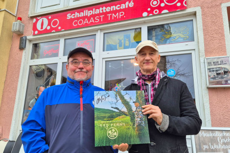 Doc Buhse (l.) und Ola Van Sander präsentieren stolz Bad Pennys Vinyl-Premiere „Connemara“ – ein irischer Folkrock-Schatz, perfekt zum Verschenken. Doc Buhse (l.) und Ola Van Sander präsentieren stolz Bad Pennys Vinyl-Premiere „Connemara“ – ein irischer Folkrock-Schatz, perfekt zum Verschenken.