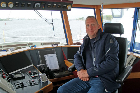 Saisonklar ist Skipper Thomas Schütt von der Blauen Flotte. Er freut sich ab Montag auf viele Gäste an Bord der MS MECKLENBURG.