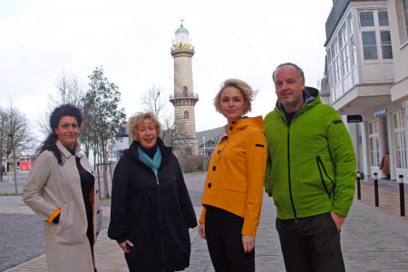 Freuen sich auf die neunte Auflage des Mode Dinners, 64 Meter über dem Meer: Modeberaterin im L8 Store, Olesja Peters-Becker, Barbara Weyrich, Tina Jahnke und Matthias Ludwig (v.l.) Freuen sich auf die neunte Auflage des Mode Dinners, 64 Meter über dem Meer: Modeberaterin im L8 Store, Olesja Peters-Becker, Barbara Weyrich, Tina Jahnke und Matthias Ludwig (v.l.)
