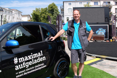 Ab morgen k&ouml;nnen die Modelle smart EQ fortwo und forfour in Warnem&uuml;nde getestet werden. Projektleiter J&ouml;rg Sauer verweist auf den St&auml;dte-Wettstreit um Energiepunkte, der parallel zur &bdquo;smart electric challenge 2018&ldquo; l&auml;uft.