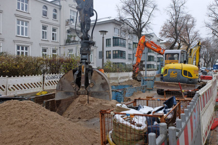 Trotz des verschobenen Starts liegen die Baumaßnahmen in der Schillerstraße wieder im Plan. Spielt das Wetter mit, soll der erste Bauabschnitt Mitte Dezember fertiggestellt sein.