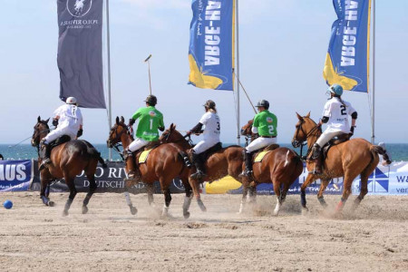 Vom 10. bis 12. Mai ist der Strand von Warnem&uuml;nde zum achten Mal Austragungsort f&uuml;r die Polar Twist Beach Polo World Masters.