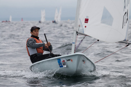 Ferderico Tocchi aus Italien zeigte dem Nachwuchs im Laser Radial wo es langgeht.