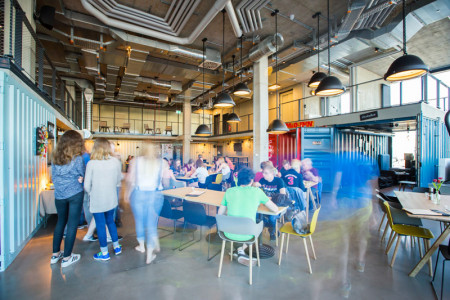 Bei Jung und Alt seit einem Jahr angesagt: Das Dock Inn Hostel Warnem&uuml;nde feiert heute Geburtstag.