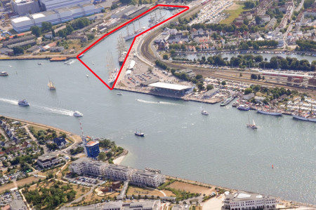 Der Warnemünder Ortsbeirat stimmte für die Entwicklung des alten Werftbeckens (markierte Fläche) in einen Mehrzweckhafen.