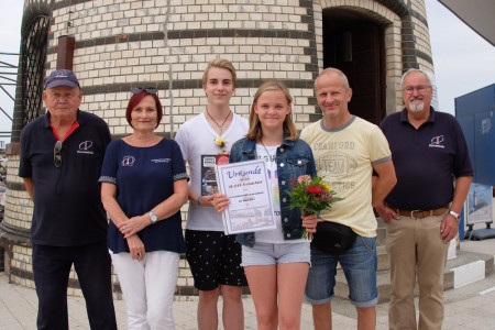 Die zw&ouml;lfj&auml;hrige Johanna (3.v.r.), begleitet durch Vater Gerald und Bruder Ricardo Preu&szlig;e, wurde heute als 50.000. Leuchtturmbesucherin des Jahres geehrt. Das Empfangskommando vom Leuchtturmverein: Heinz Seiler (l.), Inge Morenz und Klaus M&ouml;ller (r.).