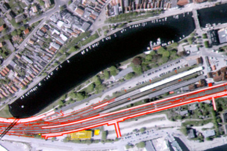 Im Rahmen einer öffentlichen Informationsveranstaltung stellte die Bahn am Dienstagabend den Planungsstand für den Umbau des Warnemünder Bahnhofs vor.