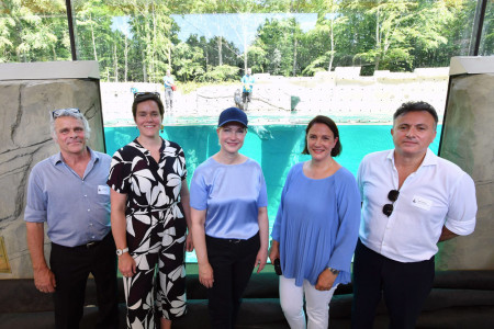 Es ist vollbracht – die Robbenanlage ist eröffnet: hier der Präsident des Verbandes der Zoologischen Gärten, Dr. Dag Encke, Oberbürgermeisterin Eva-Maria Kröger, Ministerpräsidentin Manuela Schwesig, Zoodirektorin Antje Angeli und der Planer der Anlage, Sezai I. Candan.//Foto: Zoo Rostock/ Joachim Kloock