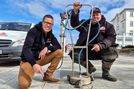 Bringen die Warnemünder Seepromenade auf Hochglanz: Robert Kurowski (l.) und Stefan Schiller von Die Steinreiniger//Foto: TZRW, Moritz Naumann Bringen die Warnemünder Seepromenade auf Hochglanz: Robert Kurowski (l.) und Stefan Schiller von Die Steinreiniger//Foto: TZRW, Moritz Naumann