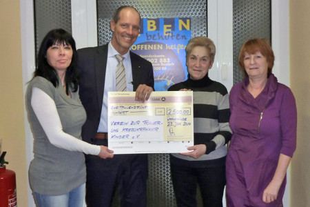 Der Warnemünder Hotelier Dietmar Karl übergab eine 2.500 Euro-Spende an den verein zur Förderung krebskranker Kinder.