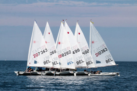 Gestern wurde in Grüppchen auf dem Wasser leider nur abgewartet – zum Segeln reichte der Wind nicht aus. Gestern wurde in Grüppchen auf dem Wasser leider nur abgewartet – zum Segeln reichte der Wind nicht aus.