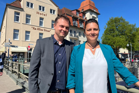 Gemeinsam mit seiner Schwester Antje Rausch (r.) führt Falko Jahn die Geschäfte des Hotels Am Alten Strom Warnemünde, dessen Inhaberin Mutter Uta Jahn ist.//Foto: Maria Pistor