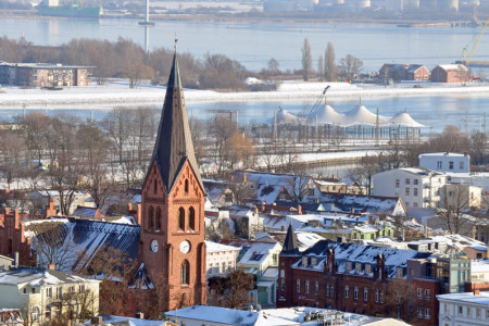 Die Evangelische Kirche in Warnemünde informierte über die Winteröffnungszeiten. Foto: Holger Martens