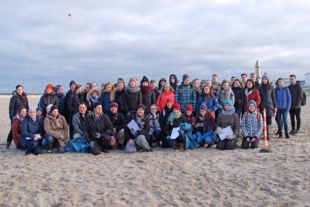 Etwa 60 Rostocker Gymnasiasten sammelten heute gemeinsam mit Experten des Leibniz-Institut für Ostseeforschung Warnemünde (IOW) und des BilSE-Institut für Bildung und Forschung Silvestermüll am Strand.