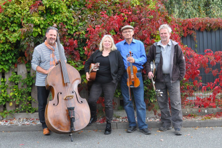 Die Band T&uuml;dderkram vereint traditionelle norddeutsche Folklore mit niederdeutschem Liedgut sowie Einfl&uuml;ssen aus Irish Folk und amerikanischer Bluegrass-Musik. Am Sonntag bringen die vier Musiker ihren unverwechselbaren Folk-Sound auf die B&uuml;hne im Warnem&uuml;nder Kurhausgarten.
