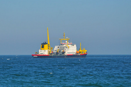 Der 131,75 Meter lange Laderaumsaugbagger „Nordsee“ der Wasserstraßen- und Schifffahrtsverwaltung Bund führt seit gestern die Unterhaltsbaggerungen im Rostocker Seekanal aus.