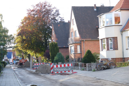 In die Trinkwasserleitungen der Warnemünder Gartenstraße werden in diesem Jahr 355.000 Euro investiert. In den kommenden beiden Jahren sind es nochmals 480.000 Euro.  