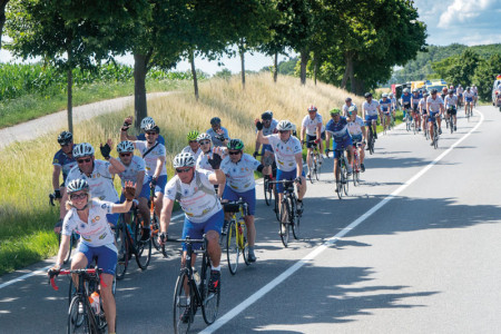 On the Road: Die Hanse-Tour Sonnenschein startet mit etwa 200 Teilnehmern am 19. Juni in Rostock, führt knapp 600 Kilometer durch Mecklenburg-Vorpommern und endet am Sonnabend in Warnemünde.