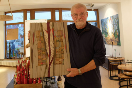 Die Ausstellung in Warnemünde hat Christian Miene ein Jahr lang vorbereitet. 18 Holzreliefs sind in der Galerie Möller zu sehen, darunter auch dieses schöne Stück aus Eiche. Das Material hat der Holzkünstler in der Stellmacherwerkstatt seines Vaters gefunden. 