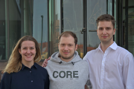 Das Team um Anna Julia Poser, Samuel Schumacher und Philipp May (v.l.) vom Institut für Physik der Universität Rostock hat mit seinem eingereichten Vorhaben „Neugestaltung des Planetenwegs Warnemünde“ 10.000 Euro zur Umsetzung des Vorhabens gewonnen. (Foto: Marco Kirsch) Das Team um Anna Julia Poser, Samuel Schumacher und Philipp May (v.l.) vom Institut für Physik der Universität Rostock hat mit seinem eingereichten Vorhaben „Neugestaltung des Planetenwegs Warnemünde“ 10.000 Euro zur Umsetzung des Vorhabens gewonnen. (Foto: Marco Kirsch)