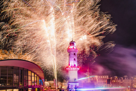 Zum 25. Mal wird am Neujahrstag das Warnemünder Turmleuchten gefeiert.//Foto (Archiv): Sascha Schwarz Zum 25. Mal wird am Neujahrstag das Warnemünder Turmleuchten gefeiert.//Foto (Archiv): Sascha Schwarz