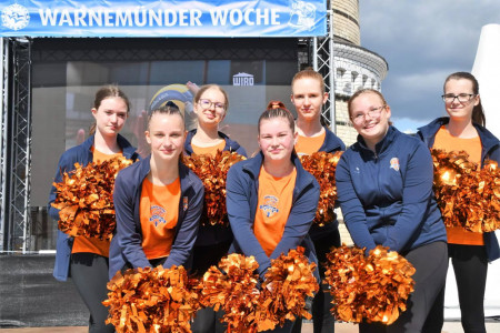 Im vergangenen Jahr präsentierte sich auch das Danceteam der Rostock Griffins beim Wiro-Sporttag am Warnemünder Leuchtturm.//Foto: Pepe Hartmann, Warnemünder Woche