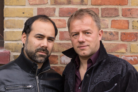 Mit dem Songwriter und Sänger Tino Eisbrenner (r.) und seinem chilenischen Freund Alejandro Soto Lacoste startet die Ringelnatz Rock-Saison nach der Sommerpause.