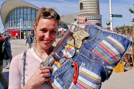 Anne Hamann mit Taschen "Anne lacht" in Warnemünde Anne Hamann mit Taschen "Anne lacht" in Warnemünde