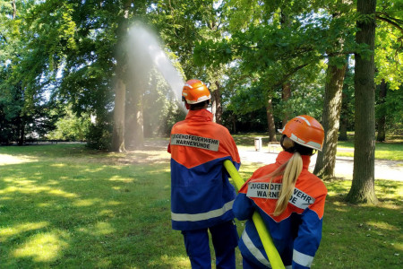 Die Wässerungsaktion für den Warnemünder Kurpark ist gleichzeitig Training für die Jugendfeuerwehr Warnemünde.