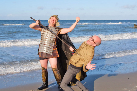 Eine Kunstform nimmt sich selbst auf die Schippe: Der unerschrockene Siegfried, alias Tenor James J. Kee, und Regisseur Rainer Holzapfel beim gestrigen Fotoshooting am Strand von Warnemünde.