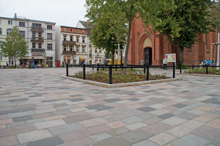 Der Warnemünder Kirchenplatz am heutigen Nachmittag – ein lebendiger Platz sieht anders aus.
