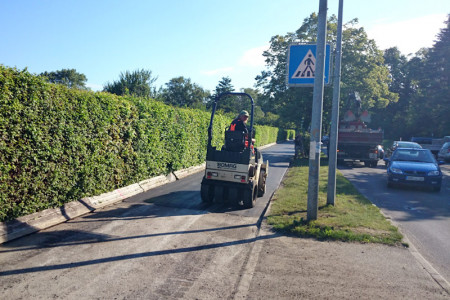 Der Radfahrweg an der Doberaner Landstraße wird mit einer Schwarzdecke versehen. Der Radfahrweg an der Doberaner Landstraße wird mit einer Schwarzdecke versehen.